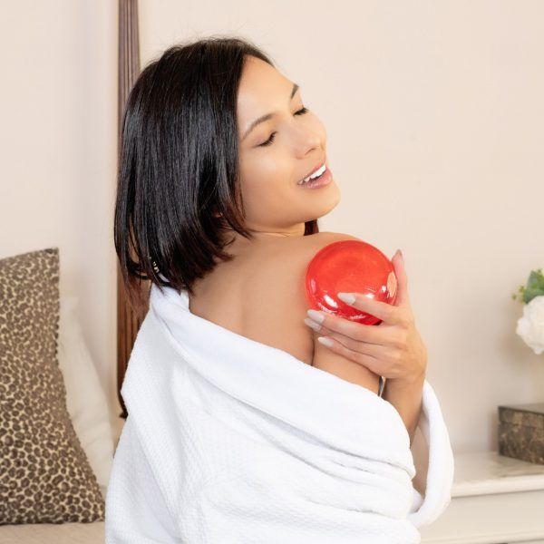 femme qui prend son bain avec un savon de karila cosmetics