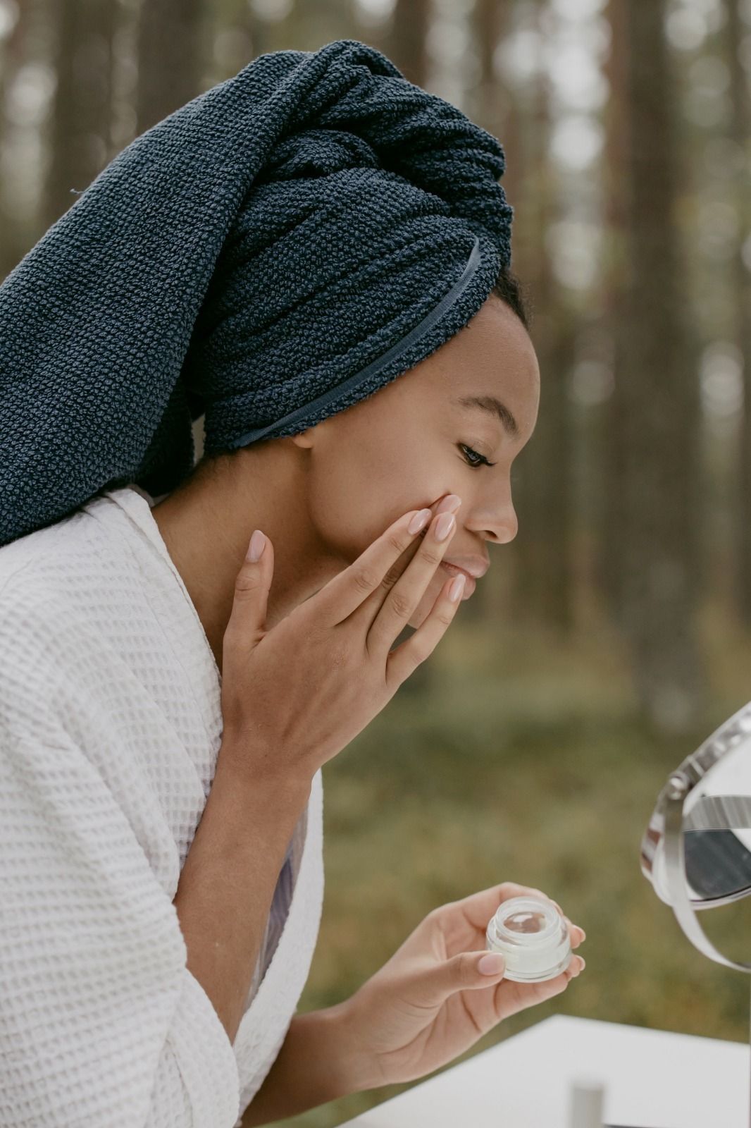 femme qui lave son visage karila cosmetics