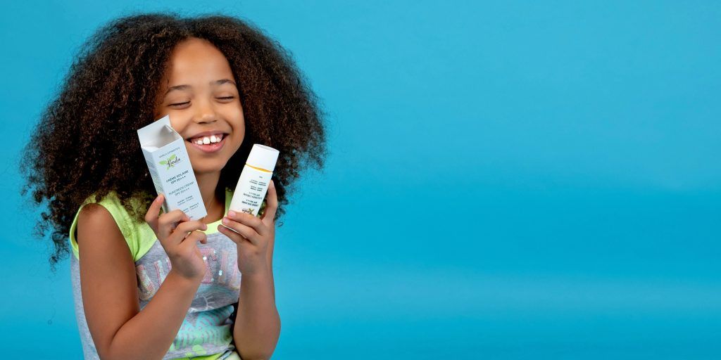 bébé fille avec les produits cosmetiques karila kids pour enfant